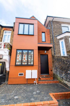 Beautiful Modern Eco Friendly 2 Bed House with Garden - London